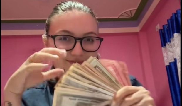 O româncă măritată cu un nepalez s-a umplut de bani când a ajuns în țara lui natală. Darurile au fost oferite de membrii familiei