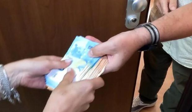O româncă a convins un italian bolnav de cancer să-i dea peste 60.000 de euro: „Vom avea un copil”