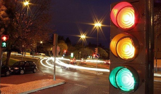 Un român a lăsat un întreg cartier fără semafoare. Polițiștii l-au prins când împingea un cărucior plin pe străzi, în Spania