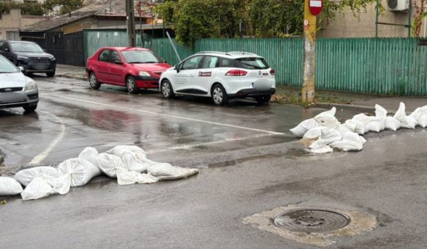Primăria Constanța, apel pentru cetățeni înainte de codul roșu: „Nu distrugeți sacii de nisip!”