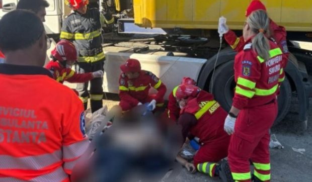 Un bărbat din Constanța a fost strivit de TIR-ul plin cu floarea-soarelui pe care încerca să-l repare
