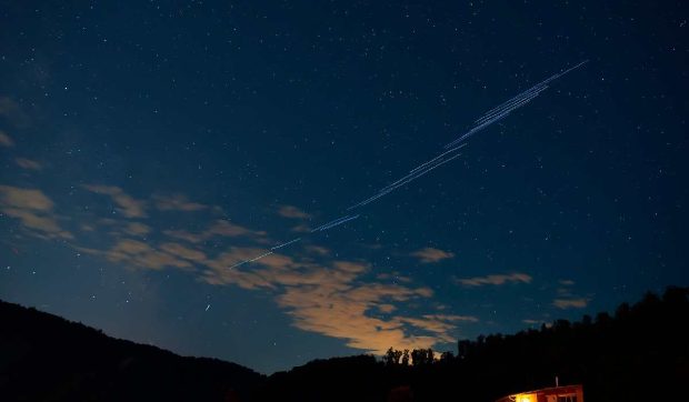 Flota Starlink arde pe orbită, sateliții lui Elon Musk se prăbușesc pe Pământ într-un ritm record