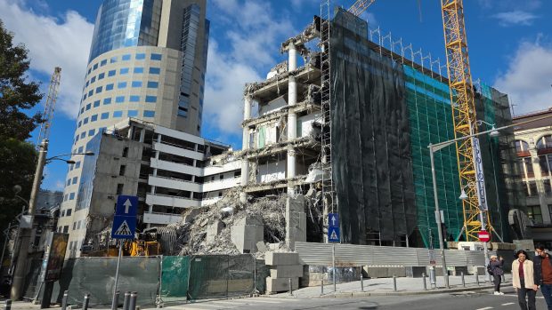 Sediul BCR din Calea Victoriei, fost Bancorex, nu a putut fi demolat nici după o lună. Clădirea a fost construită în anii ’90