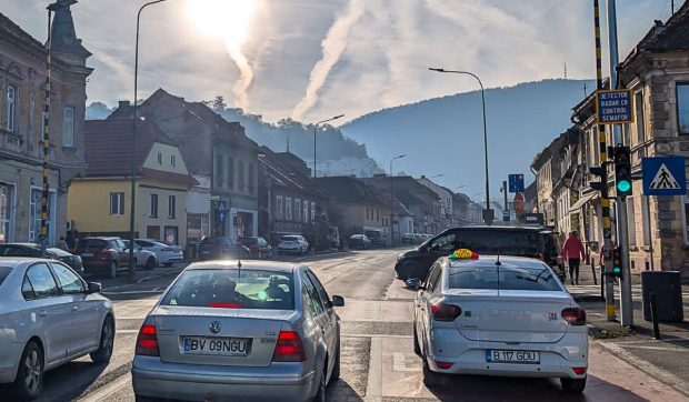 Roșu la semafoarele din Brașov pentru șoferii care depășesc viteza maximă legală