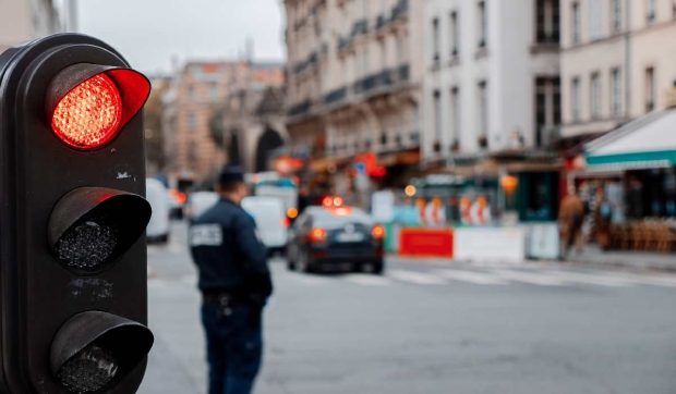 Un semafor care stă 11 minute pe culoarea roșie i-a înnebunit pe șoferi: administrația locală cunoaște problema, dar nu face nimic