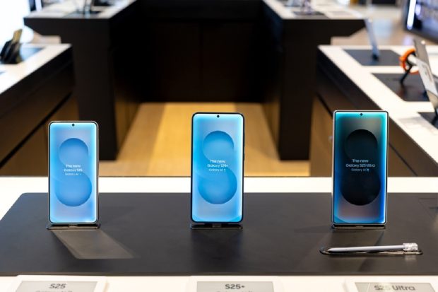 Cât costă telefoanele Samsung Galaxy S25 la eMAG de Black Friday 2025