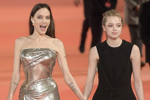Imagine Stire Cum arată Shiloh, fiica Angelinei Jolie și a lui Brad Pitt, după ce a renunțat la dorința de a fi băiat. S-a vopsit și e de nerecunoscut | 2review.ro
