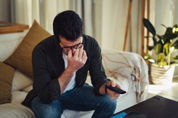 Netflix & chill. Ai dat play. Dar durerea de cap a apăsat pe „pauză”