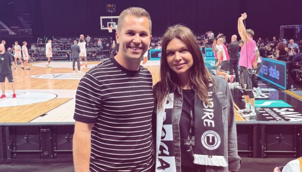 Imagine Stire Alături de ce bărbat a apărut Simona Halep în Dubai, la un meci de baschet. Se fotografiaseră împreună și în România | 2review.ro