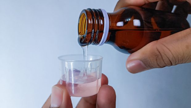 Mai mulți copii au murit după ce au fost tratați cu sirop de tuse toxic, în India