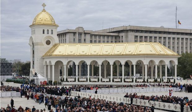Ceremonia de sfințire a picturii Catedralei Mântuirii Neamului. Peste 12.500 de oameni, printre care Nicușor Dan, Ilie Bolojan, Traian Băsescu și Emil Constantinescu, au fost martori la citirea actului de sfințire