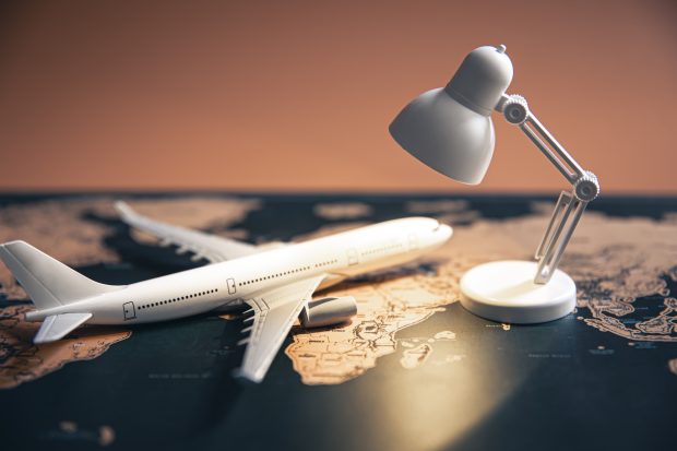 Noul mod în care românii caută bilete de avion, pentru a descoperi cele mai ieftine zboruri pentru vacanțe