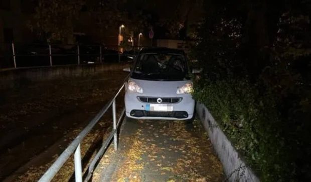 Un pensionar a luat-o cu Smartul pe trotuar și a rămas complet blocat în mașinuță. A fost salvat de pompieri prin geam, în Austria