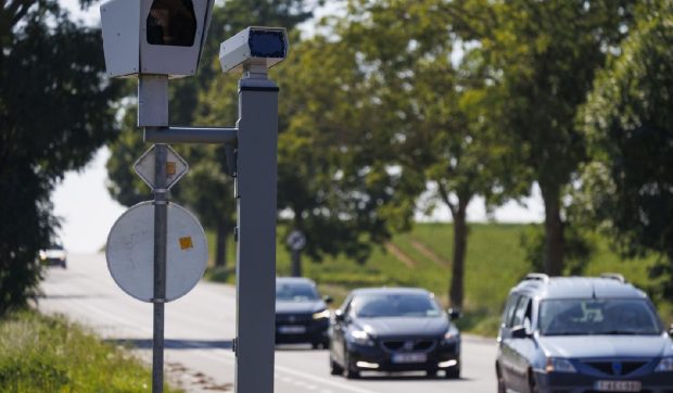 Un șofer a primit 16 amenzi în aceeași zi, pe aceeași stradă, pentru că a vrut benzină mai ieftină din Belgia