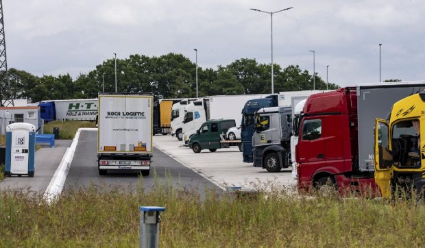 Un șofer de TIR a ascuns în chiloți peste 6.000 de euro, apoi a chemat poliția pentru jaf, într-o parcare din Vâlcea