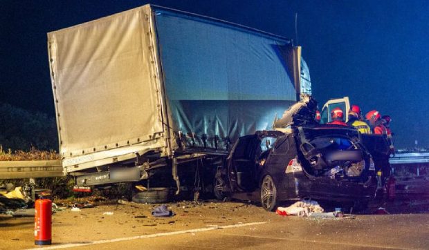 Un șofer român s-a trezit cu un BMW sub camion, pe autostrada A14 din Germania. Era oprit după un alt accident