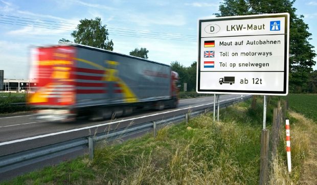 Un șofer român de TIR a dus camionul la un atelier auto și mecanicii au sunat imediat la poliție, în Germania
