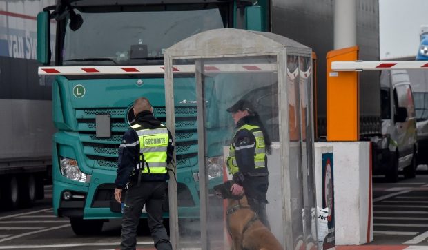 Șofer român de TIR, amendat cu 15.000 de euro și condamnat, după ce a primit 1.000 de euro pentru a căra șase paleți cu marfă până în Luxemburg