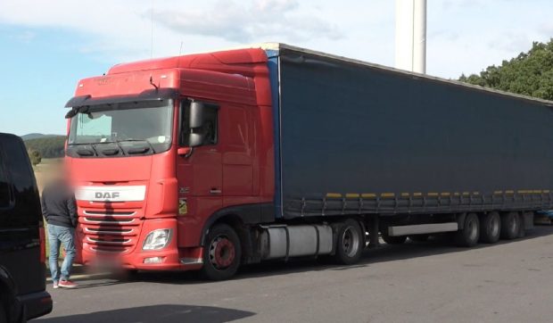 Un șofer român de TIR a chemat poliția pentru un jaf de 170.000 de euro din camion, într-o benzinărie din Slovacia, dar a fost arestat