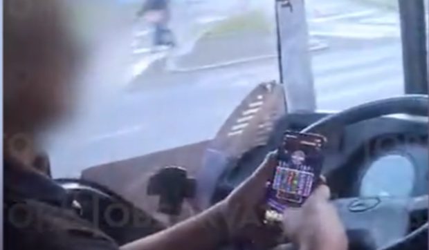 Un șofer STB, de pe linia 220 din București, a fost filmat când juca păcănele în timp ce conducea autobuzul cu călători