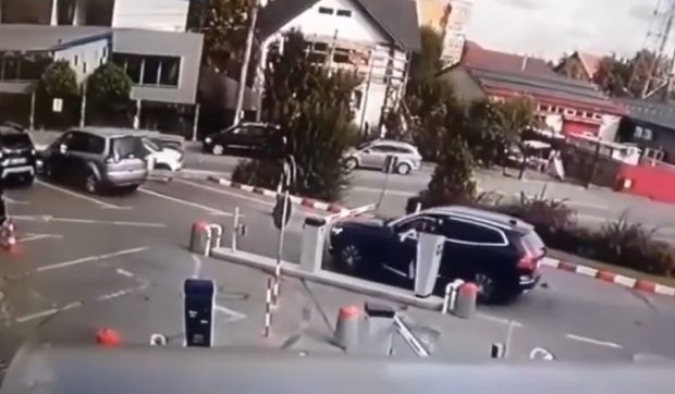 O șoferiță a făcut prăpăd cu SUV-ul, când ridica tichetul de parcare la mall, în Târgu Jiu