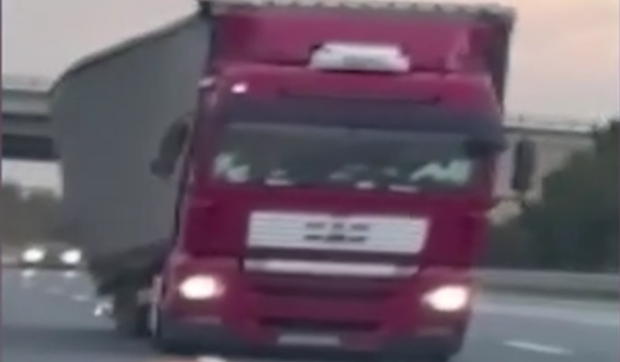 Un șofer român de TIR a condus în zigzag pe o autostradă din Turcia până i-a căzut încărcătura
