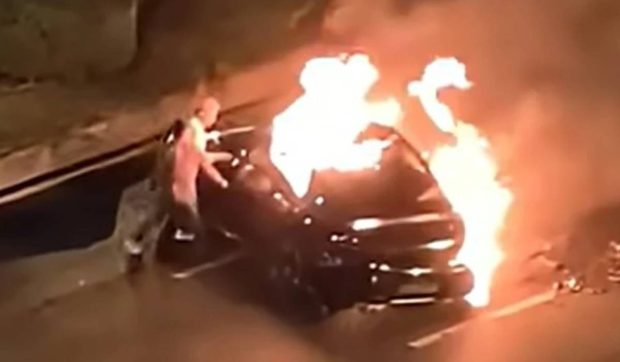Șoferul unei mașini electrice, mort din cauza designului auto. A ars de viu după un accident, pentru că un detaliu de pe ușă nu i-a lăsat pe salvatori să îl scoată la timp