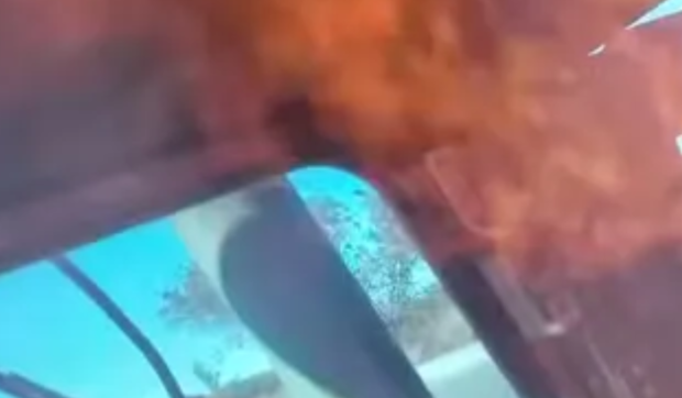 Momentul în care soldați ucraineni, cuprinși de flăcări, sar dintr-un Humvee lovit de dronă