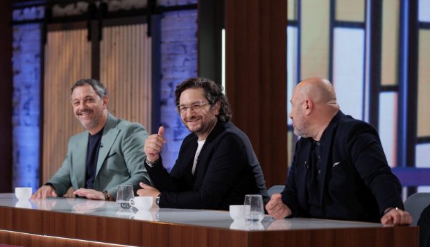 Imagine Stire Ce ascund Sorin Bontea și Cătălin Scărlătescu sub masa juraților la MasterChef România 2025: „E mai lejer” | 2review.ro