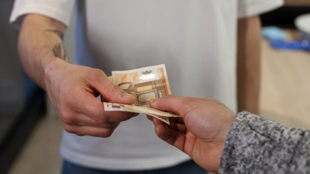 Un profesor din Brașov, acuzat că lua șpagă 500 de euro de la studenți și angajați din MAI, a fost trimis în judecată de DGA