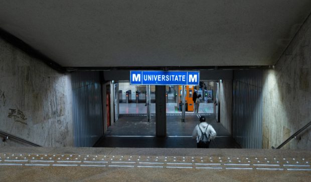 O tânără din București a câștigat 23.000 de euro, după ce s-a împiedicat în stația de metrou Universitate și a dat în judecată Metrorex