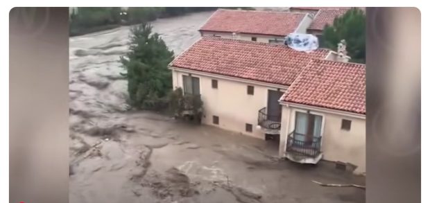 Vreme extrem de severă în Bulgaria. Inundaţii grave pe litoral și ninsori puternice la munte: cel puțin trei oameni au murit, printre care un polițist