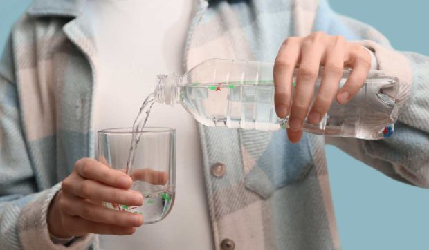Creierul uman poate conține până la 5 grame de microplastice, echivalentul unei lingurițe. Cum ne afectează sănătatea