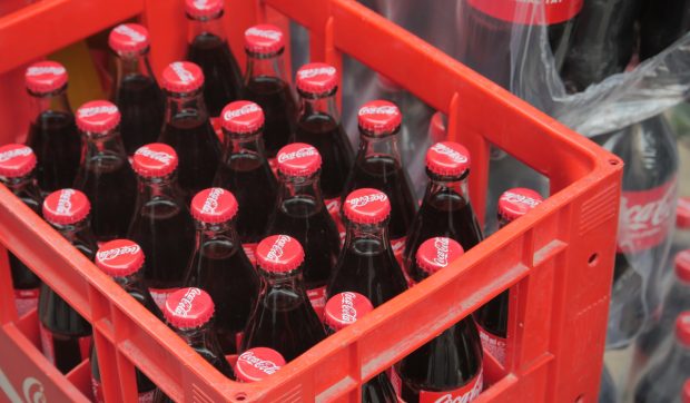 Cum influențează sticla, plasticul și doza gustul de Coca-Cola: explicația unui om de știință