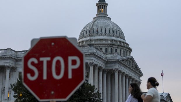 SUA, în „shutdown”: controlorii de trafic aerian nu mai sunt plătiți și sute de mii de angajați riscă să fie concediați. Un economist laureat cu Nobel denunță un „guvern condus de oligarhi”