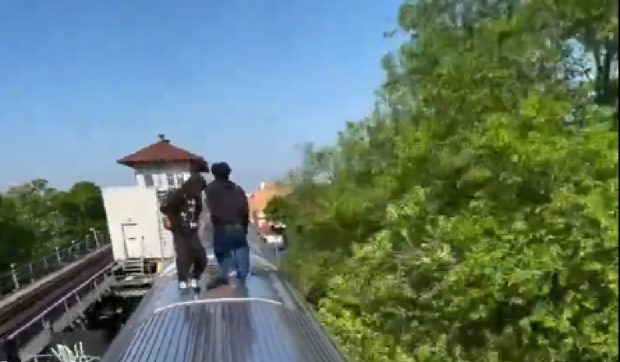 O fată de 12 ani și prietena ei de 13 au murit într-un „joc periculos” de pe TikTok. Ce e Subway Surfing