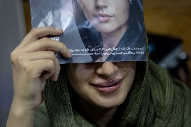 Chirurgia estetică înflorește în secret în Afganistan, sub nasul talibanilor: „Botox pe sub burka. Să fim frumoase în oglindă ne dă energie!”