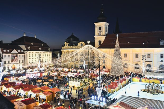 Târgul de Crăciun Sibiu 2025. Peste 100 de căsuțe cu delicii gastronomice, o roată panoramică de 22 de metri și Atelierul lui Moș Crăciun vă așteaptă în centrul orașului