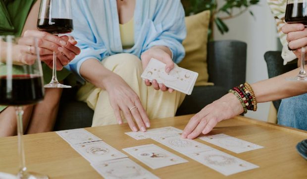 Tarot cu merlot: tinerii din China preferă să-și cheltuie banii „spiritual”