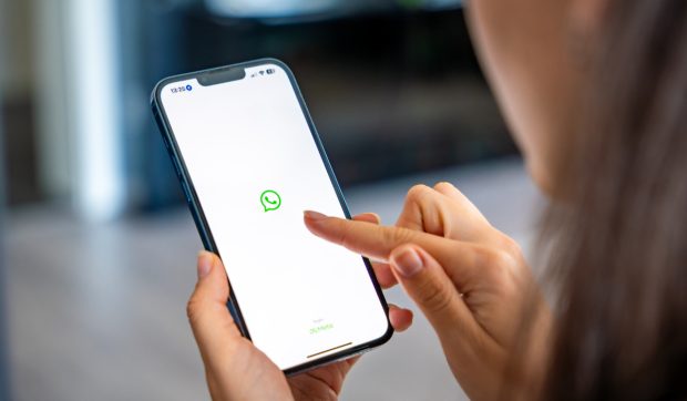 Escrocheria care lasă oamenii fără bani și conturile de WhatsApp. România, printre cele mai afectate țări: „Exploatează încrederea şi emoţiile oamenilor”