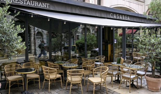 Un om al străzii cu 160 de antecedente a incendiat terasa unui restaurant, în Franța: a dat vina pe alcool și cocaină