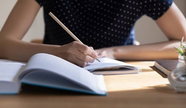 A dat 17.000 de euro unei „fantome” pentru o lucrare de doctorat. Nu i-a plăcut, așa că i-a deschis proces: „Nu poți să trișezi”