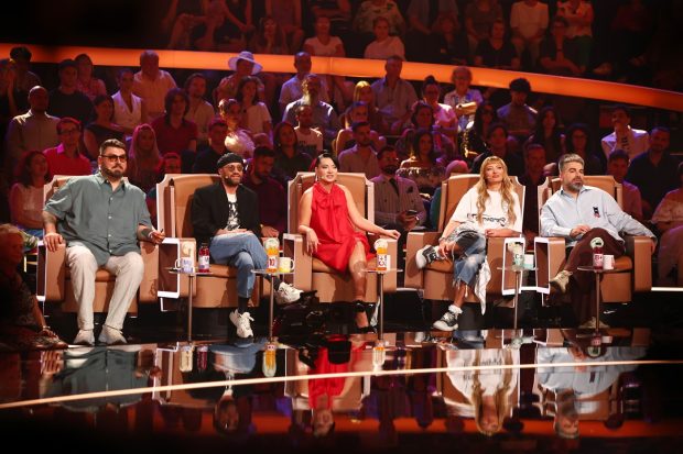 Imagine Stire Micutzu, Anca Dinicu și Maurice Munteanu, cu mâinile la ochi în timpul unui număr de la „The Ticket”. Ce se întâmplă pe scenă | 2review.ro