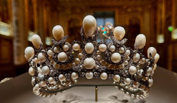 Tiara cu 1.354 de diamante și 56 de smaralde a soției lui Napoleon al III-lea, găsită ruptă lângă Muzeul Luvru