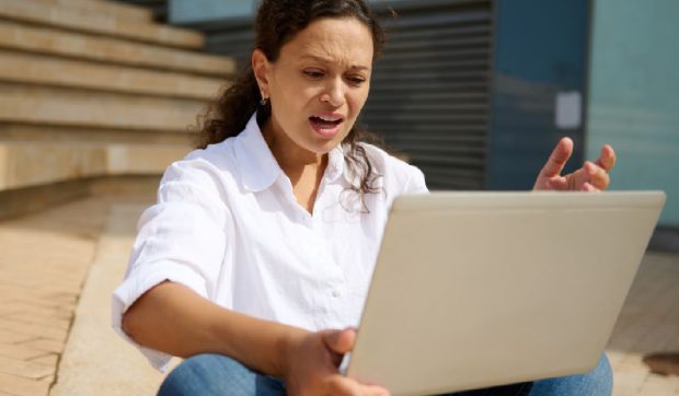 Tinerii absolvenți rămân fără locuri de muncă. Cum le fură AI-ul joburile înainte să înceapă cariera