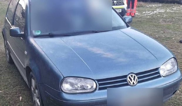 Doi tineri iubiți din Bacău au fost găsiți morți într-o mașină, pe un câmp din Harghita. Fata era împuşcată în piept, iar tânărul – în cap