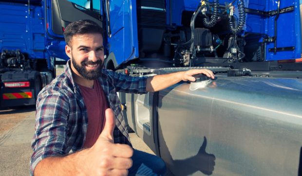 Satul spaniol unde sute de străini vin să se facă șoferi de camion. Mulți vând tot ce au ca să ajungă acolo