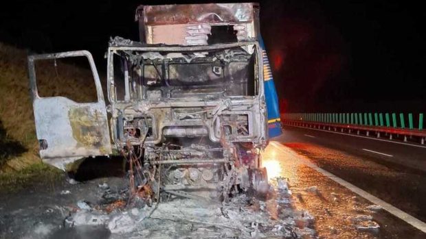 Un TIR a ars complet pe autostrada A3, tronsonul Turda-Gilău: șoferul a reușit să scape nevătămat