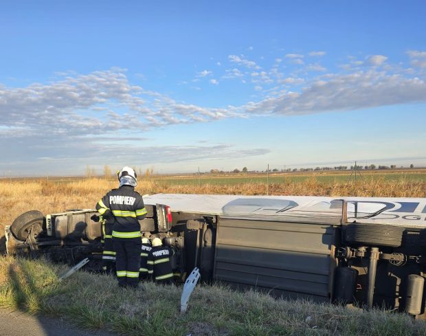 Un TIR s-a răsturnat după ce a lovit un microbuz, pe A1 Arad-Nădlac: cinci oameni au fost răniți