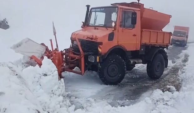 DRDP Craiova: Transalpina rămâne închisă din cauza zăpezii și a viscolului. Stratul a atins 40 de centimetri / VIDEO